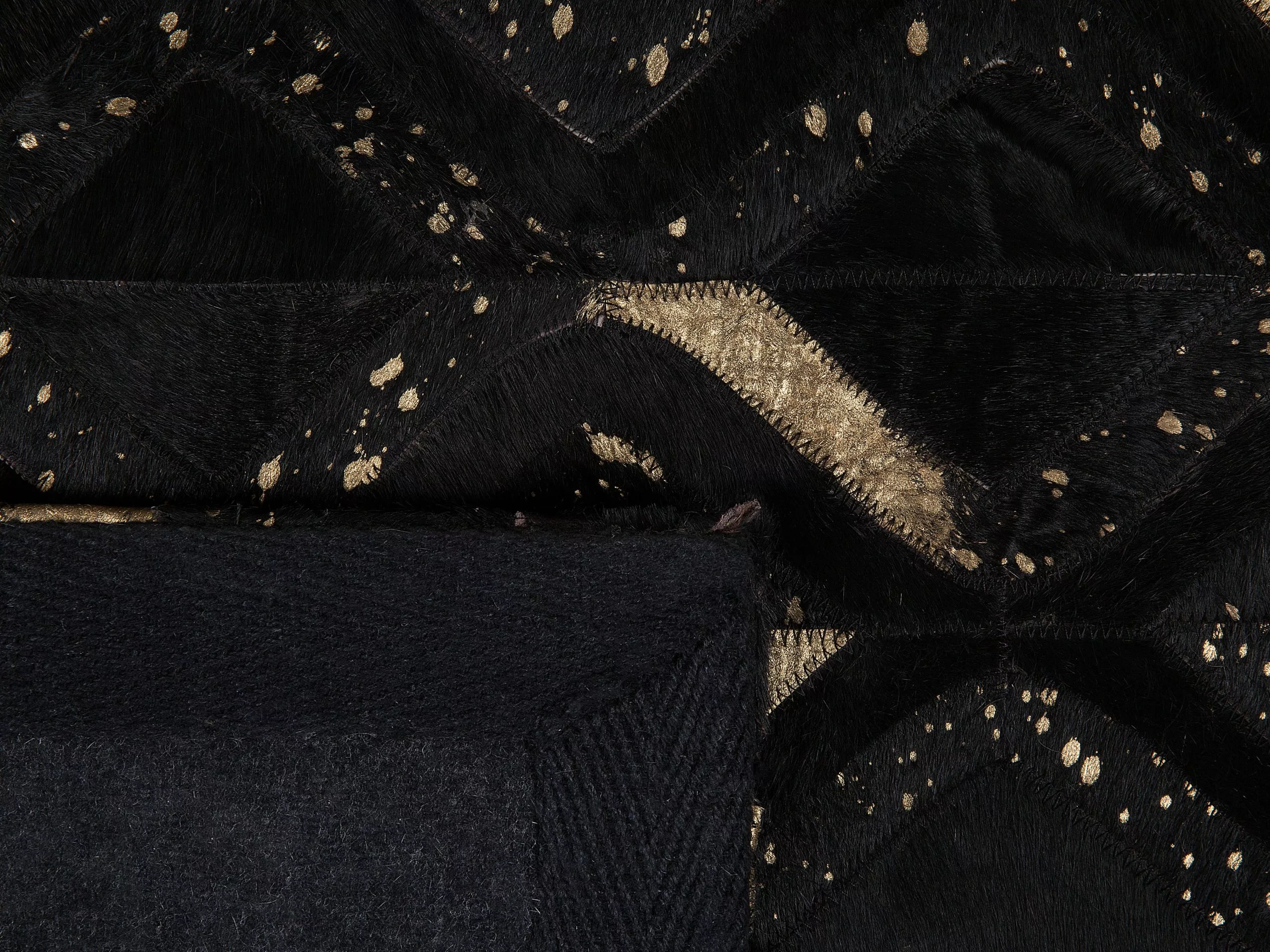 Beliani Matto Lehmännahka Musta/kulta DEVELI Useita Kokoja 8 Beliani Matto Lehmännahka Musta/kulta DEVELI Useita Kokoja - Image 6