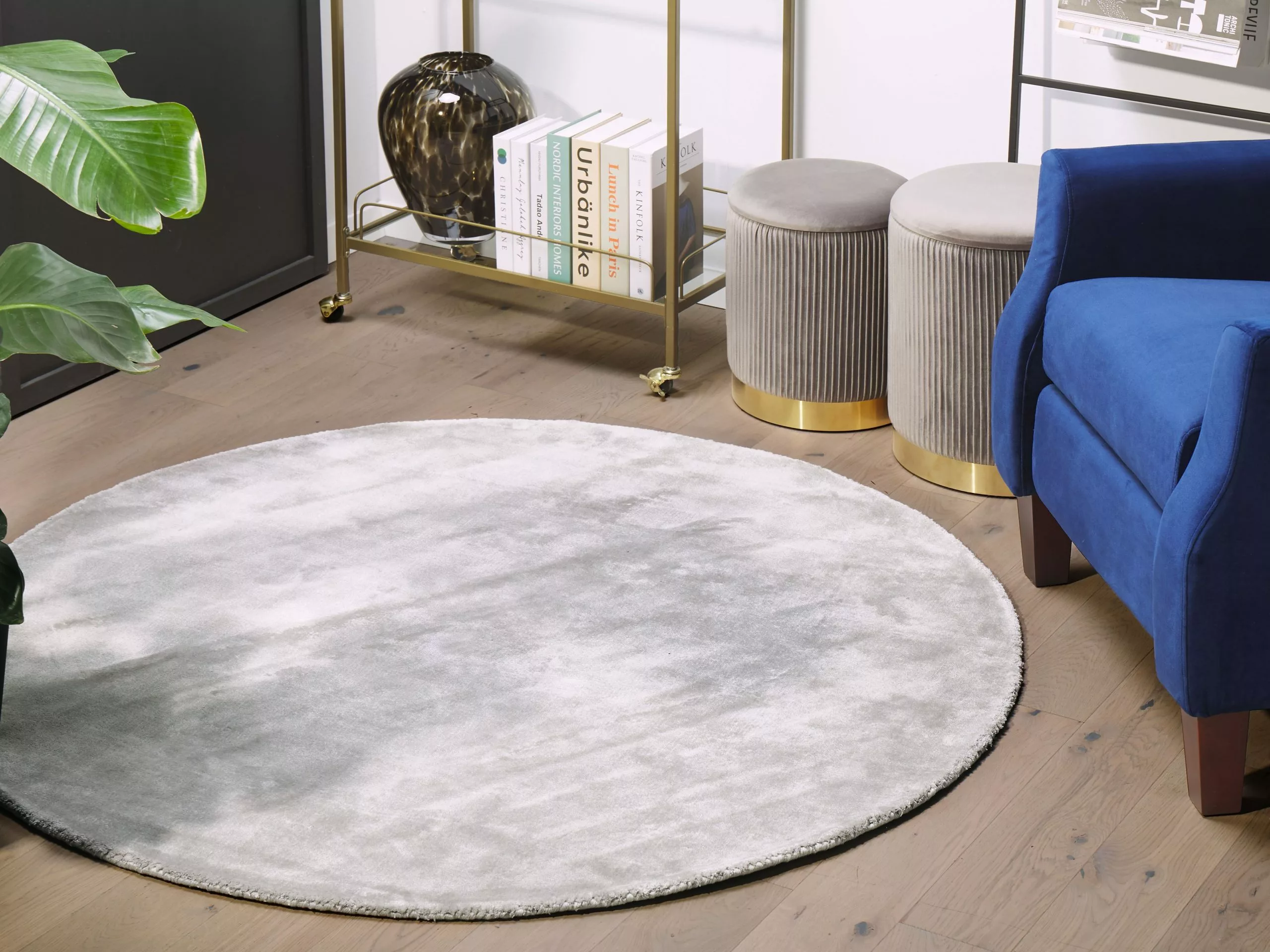 Beliani Pyöreä Matto Viskoosi Vaaleanharmaa ⌀ 140 Cm GESI II 4 Beliani Pyöreä Matto Viskoosi Vaaleanharmaa ⌀ 140 Cm GESI II - Image 2