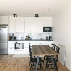 Beliani Ruokapöytä Tumma Puu/musta 160 X 90 Cm WITNEY -Ruokapöydät Myyntikauppa undef src sa picid 800280 type whitesh image