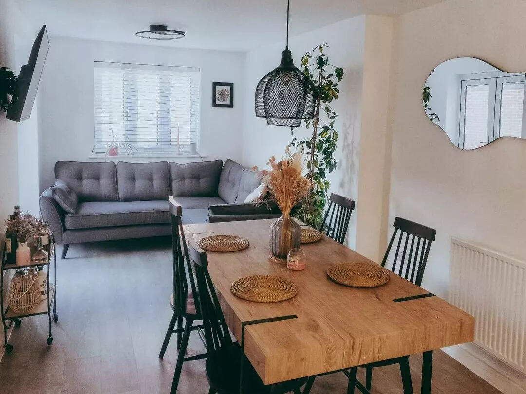 Beliani Ruokapöytä Vaalea Puu/musta ADENA Useita Kokoja 5 Beliani Ruokapöytä Vaalea Puu/musta ADENA Useita Kokoja - Image 3