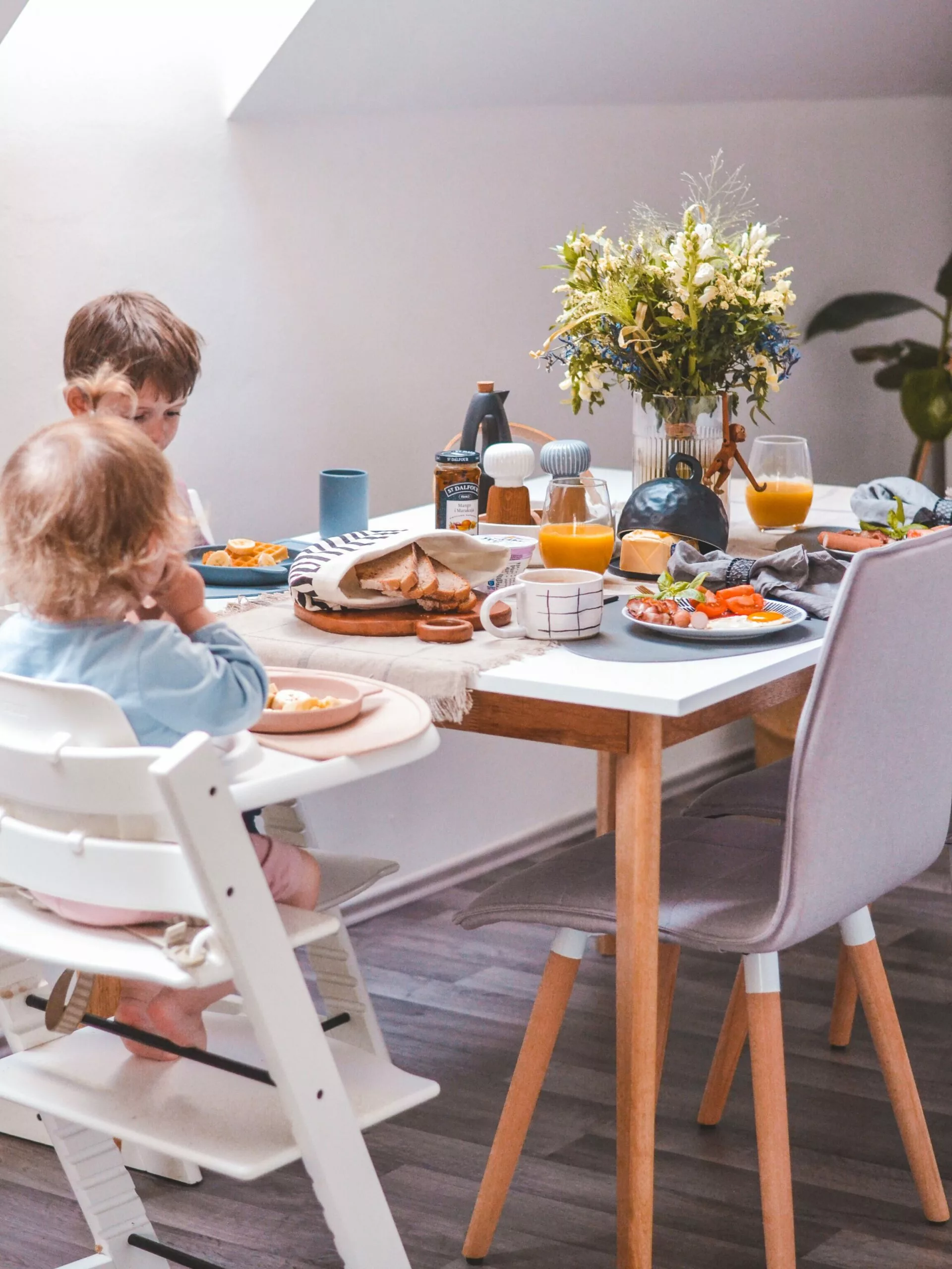 Beliani Ruokapöytä Jatkettava Valkoinen/vaalea Puu 140/180 X 90 Cm SOLA 6 Beliani Ruokapöytä Jatkettava Valkoinen/vaalea Puu 140/180 X 90 Cm SOLA - Image 4